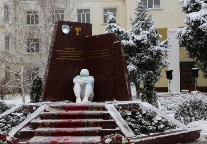 В Дагестане открыли памятник погибшим в борьбе с коронавирусом медикам