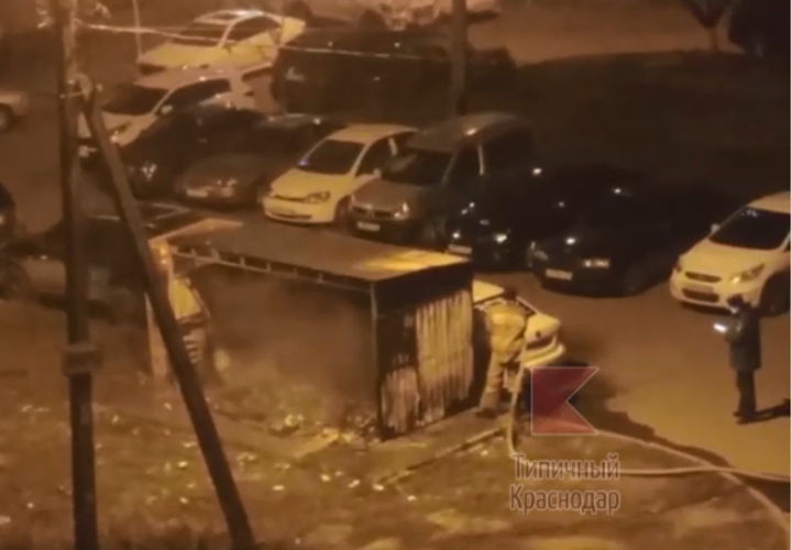 В Краснодаре из-за пожара на мусорке пострадал автомобиль