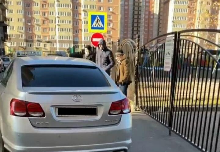 В Краснодаре нерадивые автомобилисты перекрыли въезд в детский сад
