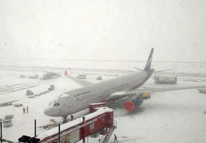 В московских аэропортах задержали около 105 рейсов
