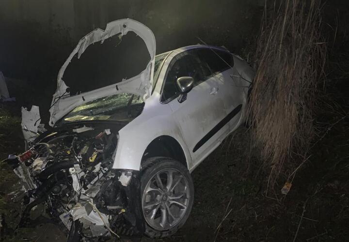 В Сочи автомобиль рухнул с обрыва на железную дорогу