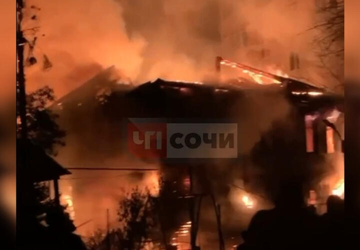 В Сочи сгорел двухэтажный барак