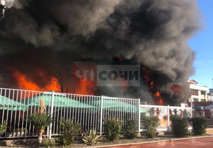 В Сочи в крупном пожаре сгорело летнее кафе 