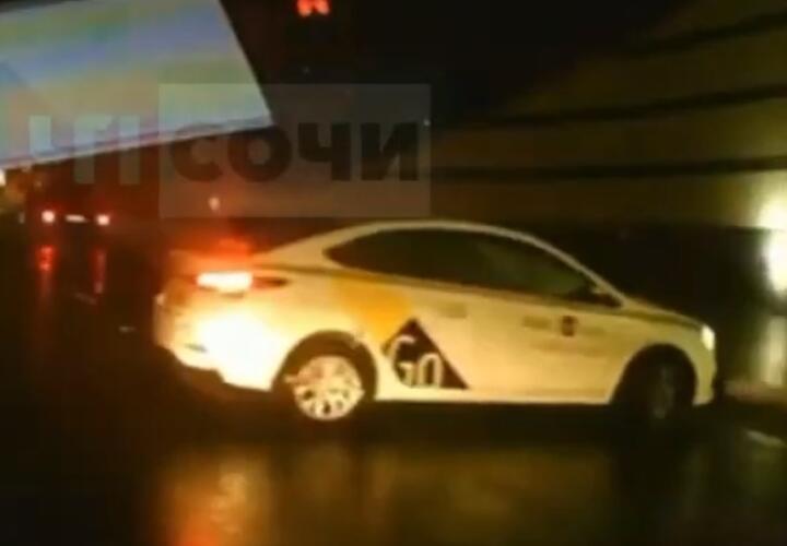 В Сочи водитель такси едва не спровоцировал ДТП 