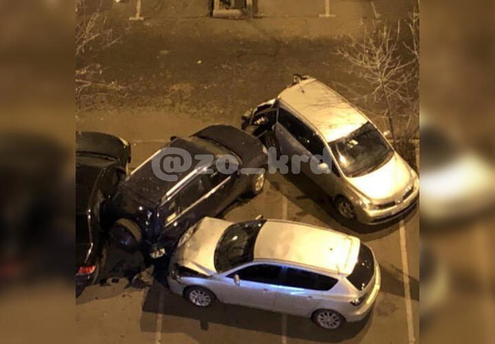 В столице Кубани водитель протаранил сразу несколько автомобилей
