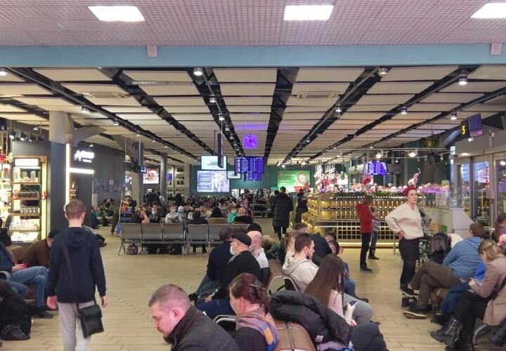 Аэропорт Краснодара продолжает бороться со снежной стихией