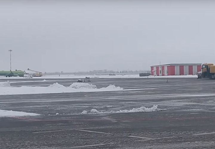 Из-за снегопада аэропорт Краснодара перестал принимать рейсы