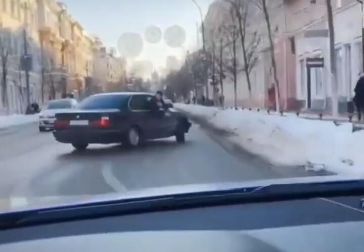 «Там Бентли, брат»: в центре Краснодара водитель устроил опасную езду (ВИДЕО)