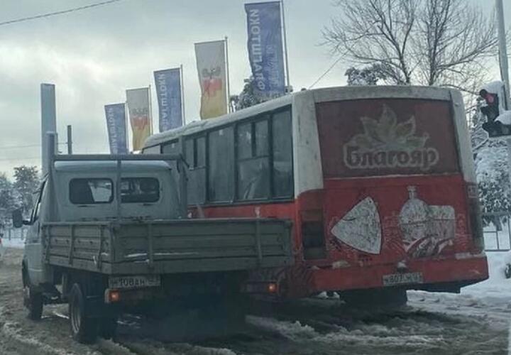 В Краснодаре автобус столкнулся с газелью