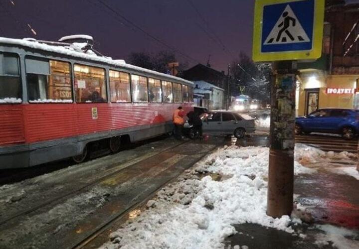 В Краснодаре автомобиль протаранил трамвай с пассажирами