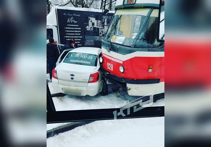 В Краснодаре автомобиль такси врезался в трамвай