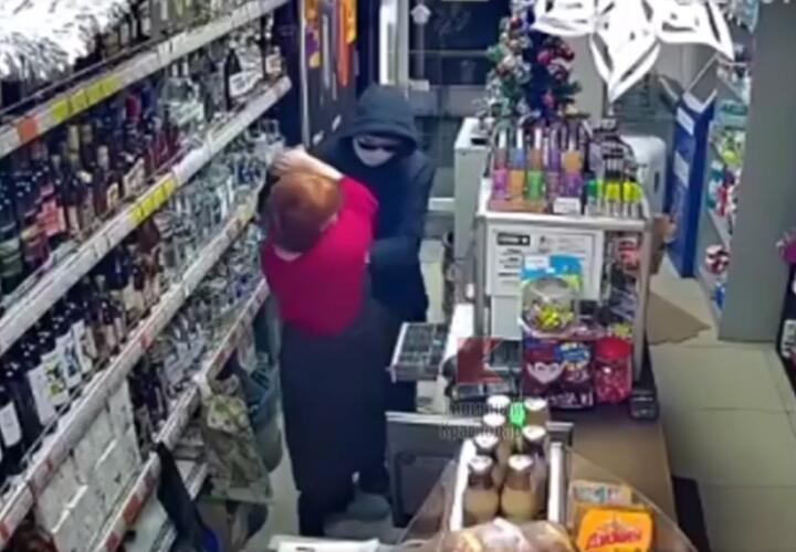 В Краснодаре мужчина с гранатой ограбил магазин 