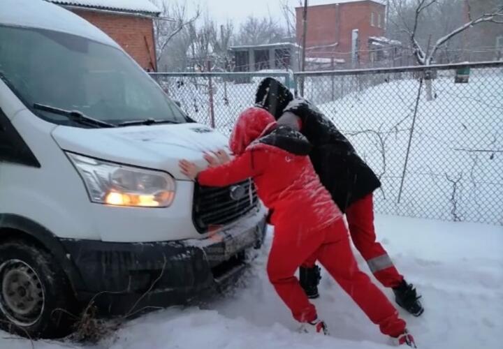 В Краснодаре в снегу вязнут автомобили (ВИДЕО)