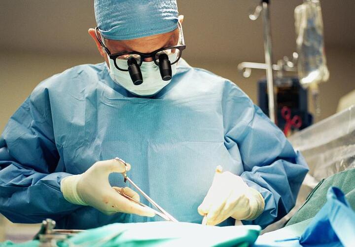 В Краснодаре врачи пришили мужчине кисть руки, поврежденную пилой 