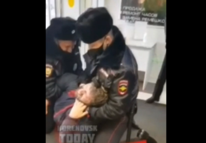 В Краснодарском крае полицейские жестко скрутили посетителя ТЦ (ВИДЕО)