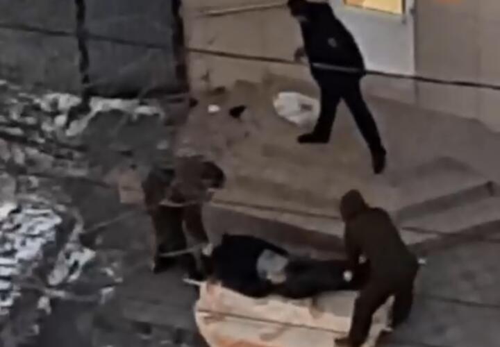 В Новороссийске мужчина насмерть замерз у входа в магазин