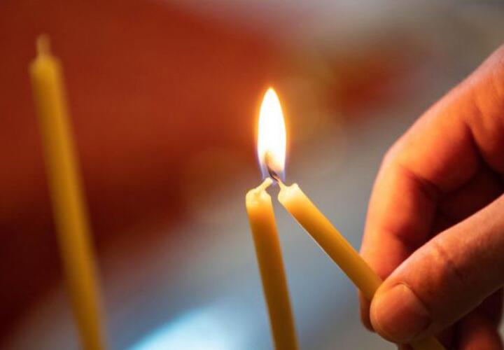 В Новороссийске причиной пожара стала упавшая свеча