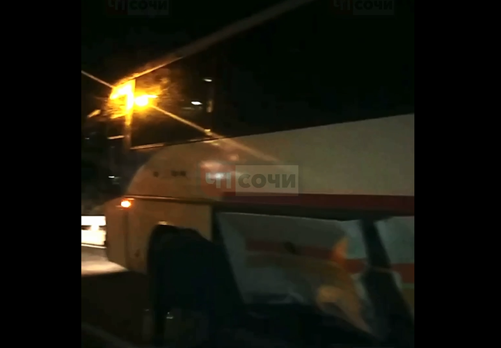 В Сочи легковой автомобиль влетел в автобус (ВИДЕО)