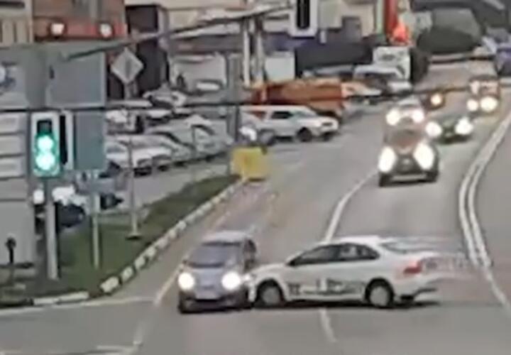 В Сочи момент аварии зафиксировала камера видеонаблюдения