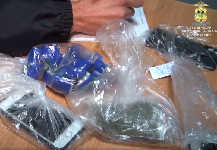 В Сочи мужчина сделал закладку с наркотиками на глазах у полицейского