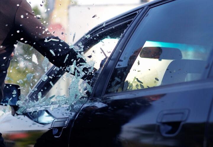 В Сочи охранник магазина разбил машину таксиста без маски