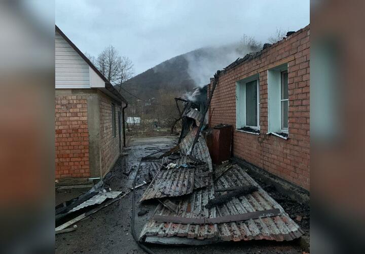 В Туапсинском районе из-за пожара в доме эвакуировали 10 человек 