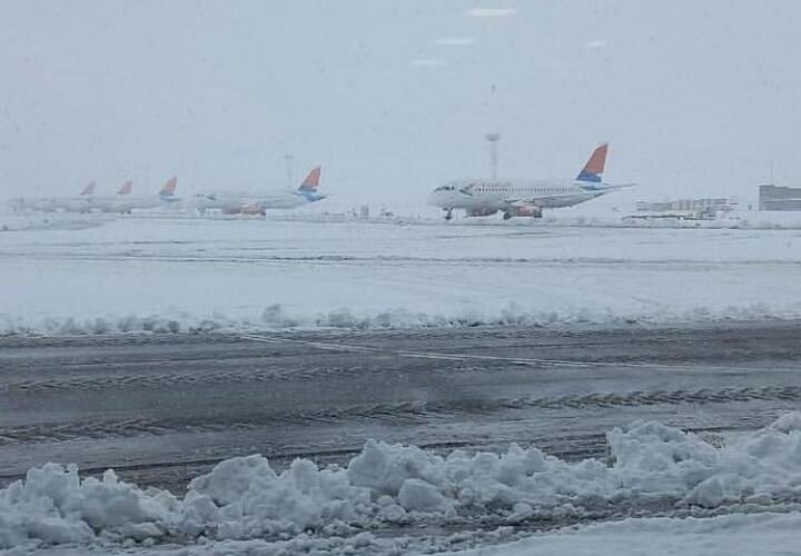 Аэропорт Краснодара продлил ограничения до 14:30
