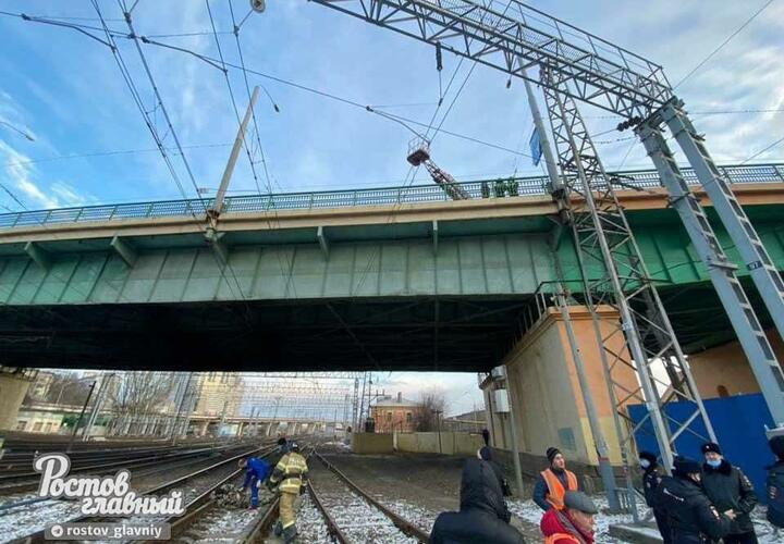 Двое мужчин во время монтажных работ сорвались с моста