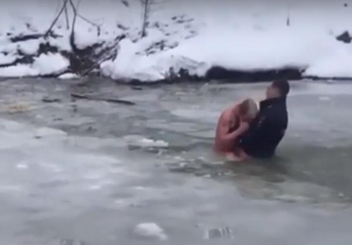 Ломал лед руками: на Кубани полицейский вытащил из реки мужчину (ВИДЕО)