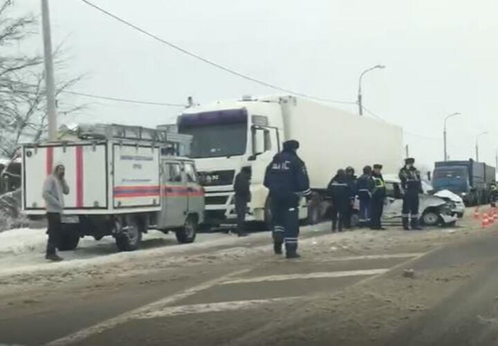 Смертельная авария под Краснодаром парализовала движение на трассе