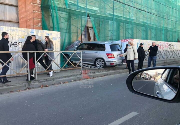В центре Краснодара легковой автомобиль влетел в стену дома (ВИДЕО)