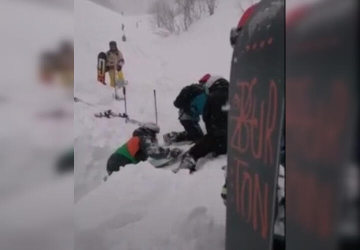 В горах Сочи сноубордист попал в снежную ловушку (ВИДЕО)