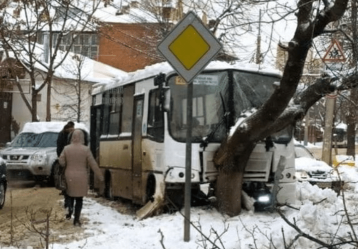 В Краснодаре пассажирский автобус врезался в дерево