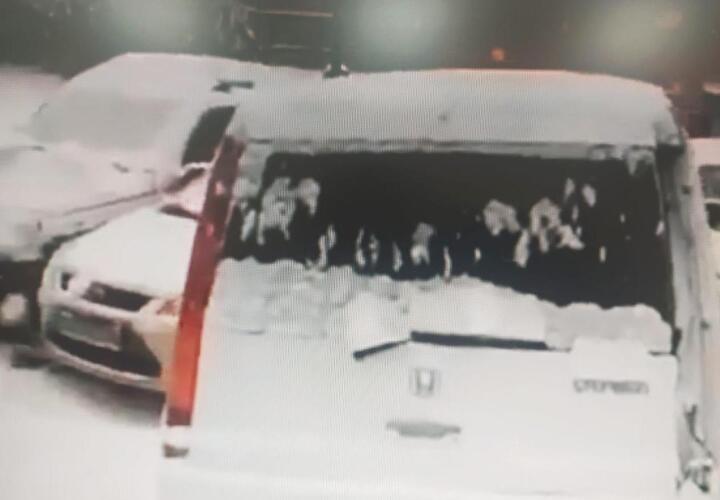 В Краснодаре пять машины скатились с ледяной горки (ВИДЕО)