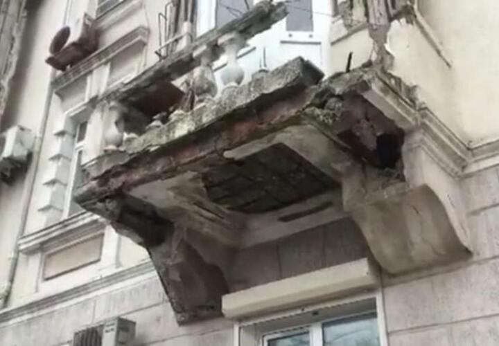 В одном из домов Новороссийска балконы могут рухнуть в любой момент 