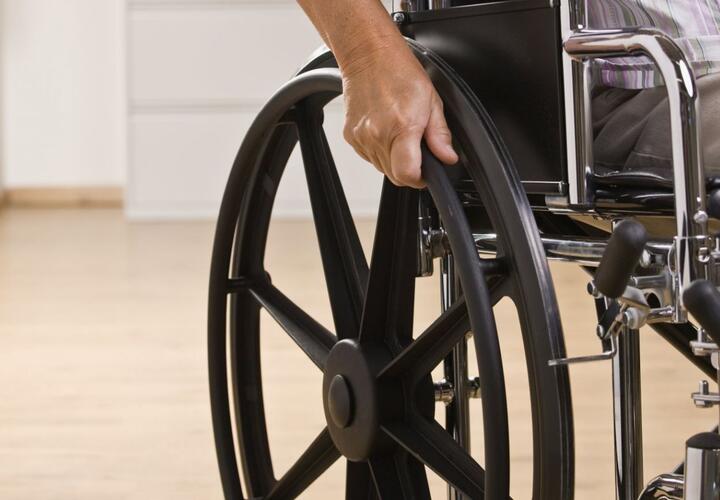 В Сочи инвалид-колясочник обитал в гниющем доме