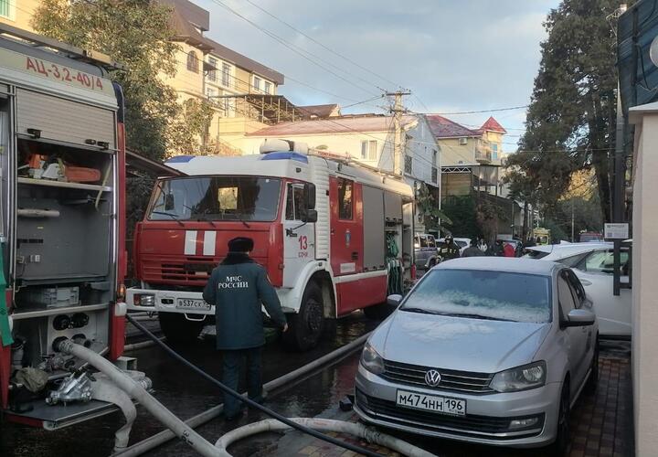 В Сочи из полыхающей гостиницы эвакуировали 23 человека