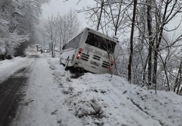 В Сочи пассажирский автобус снесло в кювет
