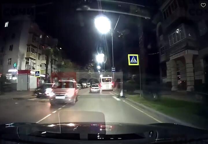 В Сочи под колеса «Нивы» попал зазевавшийся пешеход (ВИДЕО)