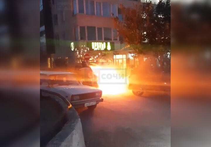 В Сочи у пункта полиции сгорел автомобиль (ВИДЕО)