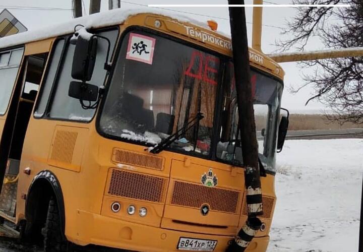 В Темрюкском районе школьный автобус попал в аварию