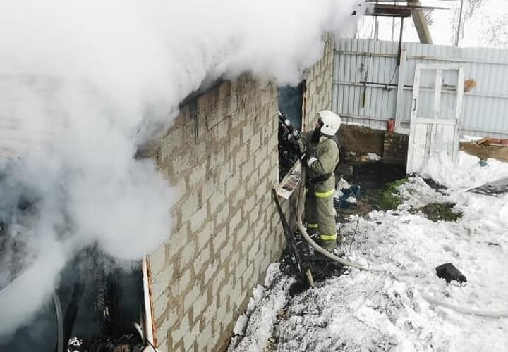 В Туапсинском районе пламя уничтожило крышу частного дома