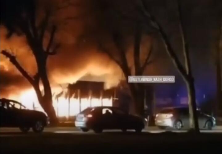 В Усть-Лабинске ночью тушили крупный пожар (ВИДЕО)