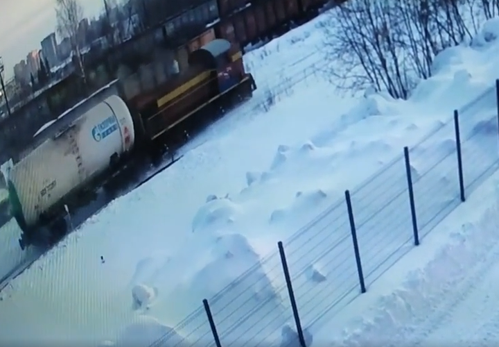 Вагон отцепился от поезда и на скорости протаранил локомотив (ВИДЕО)