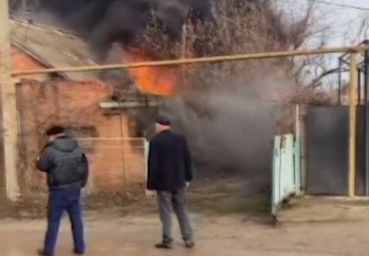 Житель Кубани назло соседям спалил свой дом 