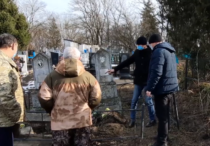 Жители Краснодарского края сдавали ограды с могил на металлолом
