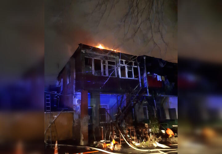Ночью в центре Краснодара сгорел жилой дом (ВИДЕО)