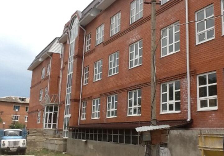 Новая больница в Краснодарском крае порастает мхом несколько лет