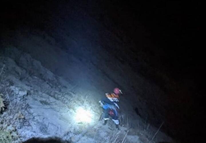 В Анапе спасатели помогли мужчине спуститься с горы