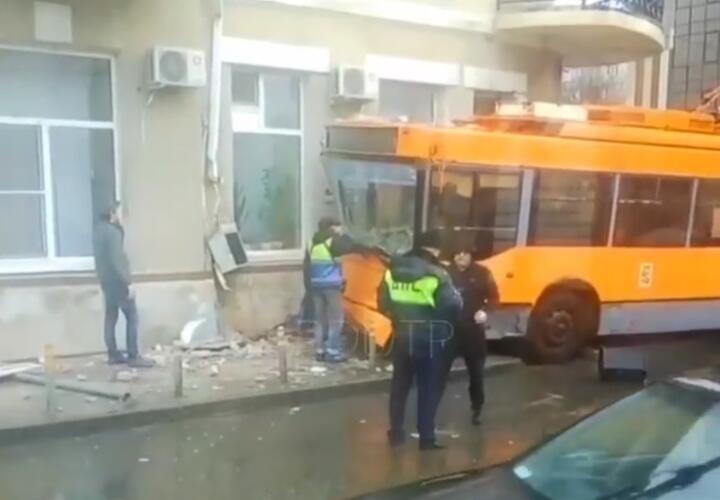 В центре Краснодара троллейбус врезался в здание
